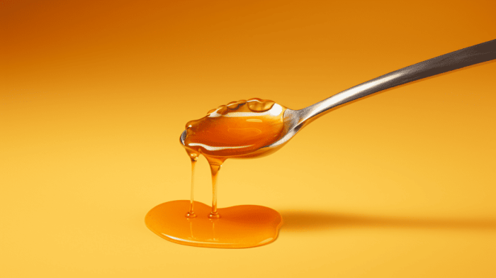 Does a metal spoon kill the enzymes in honey