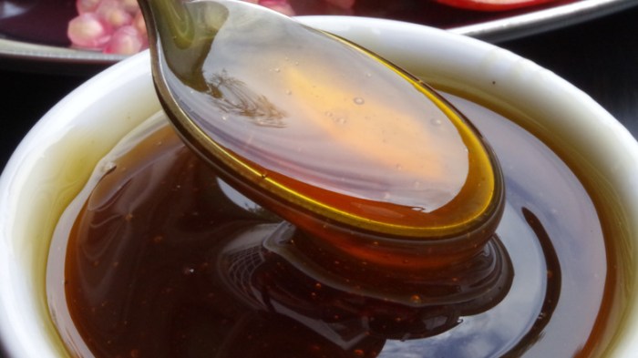 Does a metal spoon kill the enzymes in honey